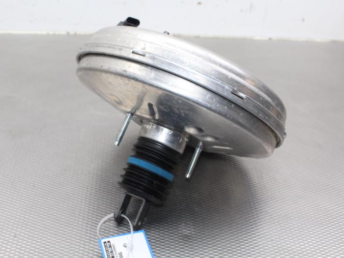 Rembekrachtiger van een Mercedes-Benz A (W176) 1.6 A-180 16V 2013