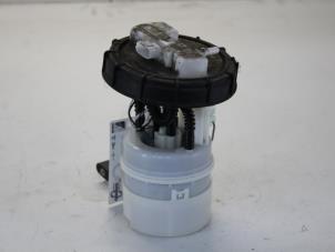 Gebruikte Benzinepomp Renault Twingo II (CN) 1.2 16V Prijs € 34,00 Margeregeling aangeboden door Gebr Opdam B.V.