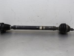 Gebruikte Aandrijfas rechts-voor Volkswagen Jetta III (1K2) 1.4 TSI 122 16V Prijs € 42,00 Margeregeling aangeboden door Gebr Opdam B.V.