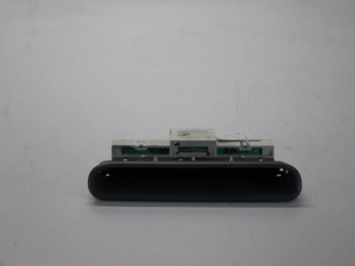 Gebruikte Display Interieur Renault Twingo (C06) 1.2 16V Prijs € 34,00 Margeregeling aangeboden door Gebr Opdam B.V.