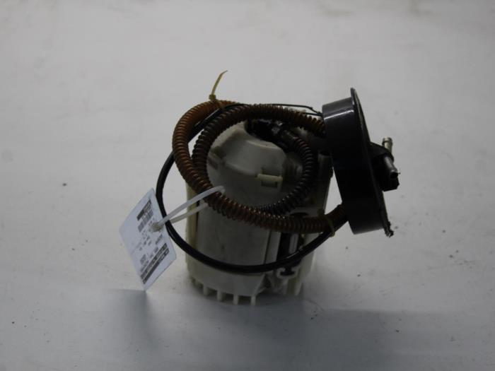 Gebruikte Benzinepomp Volkswagen Polo III (6N1) 1.3i 55 Prijs € 24,00 Margeregeling aangeboden door Gebr Opdam B.V.