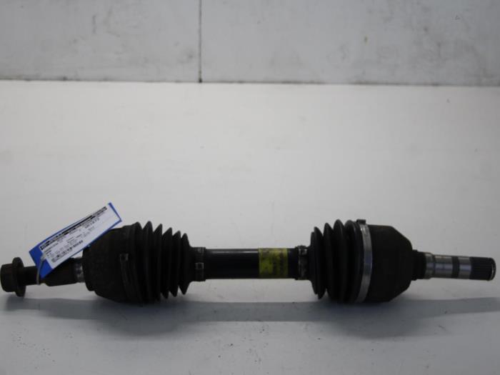 Gebruikte Aandrijfas links-voor Saab 9-3 II Sport Sedan (YS3F) 1.8t 16V Prijs € 34,00 Margeregeling aangeboden door Gebr Opdam B.V.