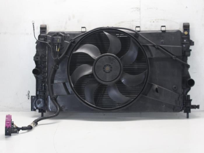 Gebruikte Radiateur Opel Astra J Sports Tourer (PD8/PE8/PF8) 1.7 CDTi 16V Prijs € 76,00 Margeregeling aangeboden door Gebr Opdam B.V.