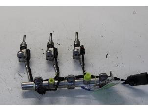 Gebruikte Injector (benzine injectie) Opel Corsa E 1.0 SIDI Turbo 12V Prijs € 128,00 Margeregeling aangeboden door Gebr Opdam B.V.