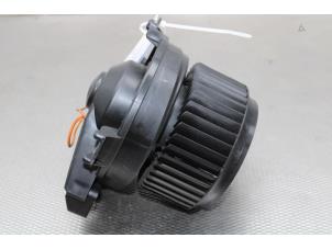 Gebruikte Kachel Ventilatiemotor Mercedes CLA (117.3) 1.6 CLA-180 16V Prijs € 42,00 Margeregeling aangeboden door Gebr Opdam B.V.