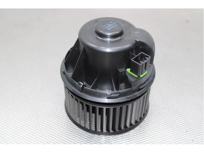 Kachel Ventilatiemotor van een Ford Kuga II (DM2) 2.0 TDCi 16V 150 2014