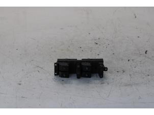 Gebruikte Ruit schakelaar elektrisch Volkswagen Golf IV (1J1) 1.9 TDI 110 Prijs € 30,00 Margeregeling aangeboden door Gebr Opdam B.V.
