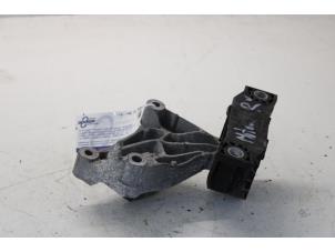 Gebruikte Motorsteun Renault Clio IV (5R) 0.9 Energy TCE 90 12V Prijs € 26,00 Margeregeling aangeboden door Gebr Opdam B.V.