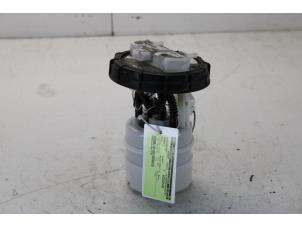 Gebruikte Benzinepomp Renault Clio IV (5R) 0.9 Energy TCE 90 12V Prijs € 51,00 Margeregeling aangeboden door Gebr Opdam B.V.