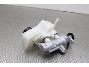 Gebruikte Hoofdremcilinder Volkswagen Polo VI (AW1) 2.0 GTI Turbo 16V Prijs € 60,00 Margeregeling aangeboden door Gebr Opdam B.V.