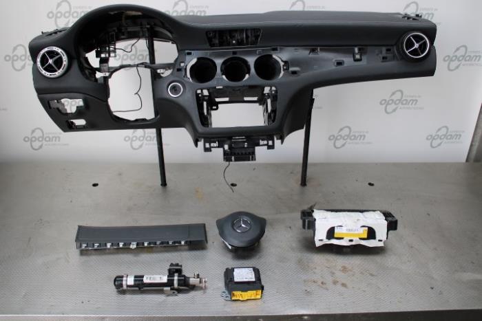Module + Airbag Set van een Mercedes-Benz GLA (156.9) 1.6 200 16V 2017