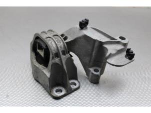 Gebruikte Motorsteun Dacia Duster (HS) 1.6 16V Prijs op aanvraag aangeboden door Gebr Opdam B.V.