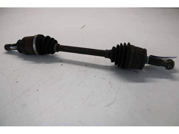 Gebruikte Aandrijfas links-voor Mitsubishi Colt (Z2/Z3) 1.1 12V Prijs € 34,00 Margeregeling aangeboden door Gebr Opdam B.V.