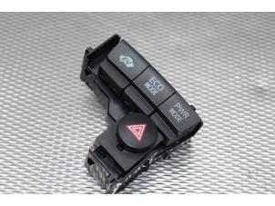 Gebruikte Gevarenlicht Schakelaar Toyota Prius (ZVW3) 1.8 16V Prijs op aanvraag aangeboden door Gebr Opdam B.V.