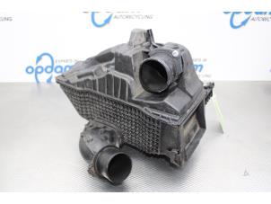 Gebruikte Luchtfilterhuis Renault Clio IV (5R) 0.9 Energy TCE 90 12V Prijs op aanvraag aangeboden door Gebr Opdam B.V.