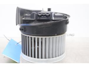 Gebruikte Kachel Ventilatiemotor Peugeot 407 (6D) 1.8 16V Prijs € 34,00 Margeregeling aangeboden door Gebr Opdam B.V.