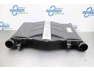 Gebruikte Luchtfilterhuis Mercedes CLS (C219) 500 5.0 V8 24V Prijs op aanvraag aangeboden door Gebr Opdam B.V.