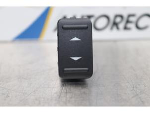 Gebruikte Ruit schakelaar elektrisch Ford Focus 2 1.6 16V Prijs € 17,00 Margeregeling aangeboden door Gebr Opdam B.V.
