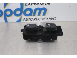 Gebruikte Elektrisch Raam Schakelaar Kia Carens III (FG) 2.0i CVVT 16V Prijs op aanvraag aangeboden door Gebr Opdam B.V.