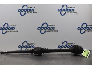 Gebruikte Aandrijfas rechts-voor Peugeot 308 SW (4E/H) 1.6 HDiF 16V Prijs € 51,00 Margeregeling aangeboden door Gebr Opdam B.V.