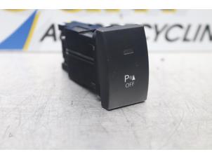 Gebruikte PDC Schakelaar Kia Venga 1.6 CVVT 16V Prijs op aanvraag aangeboden door Gebr Opdam B.V.