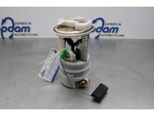 Gebruikte Benzinepomp Renault Clio III (BR/CR) 1.2 16V 75 Prijs € 26,00 Margeregeling aangeboden door Gebr Opdam B.V.