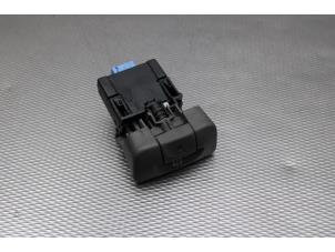 Gebruikte Handrem schakelaar Renault Megane Scenic Prijs op aanvraag aangeboden door Gebr Opdam B.V.