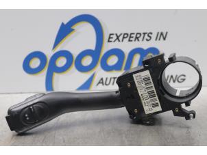 Gebruikte Knipperlicht Schakelaar Skoda Fabia (6Y5) 1.4i 16V Prijs € 17,00 Margeregeling aangeboden door Gebr Opdam B.V.