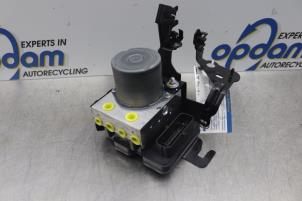 Gebruikte ABS Pomp Renault Clio V (RJAB) 1.3 TCe 130 16V Prijs € 212,00 Margeregeling aangeboden door Gebr Opdam B.V.