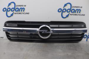 Gebruikte Grille Opel Agila (A) 1.0 12V Twin Port Prijs op aanvraag aangeboden door Gebr Opdam B.V.