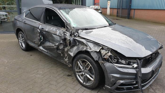 Gebruikte Steekas rechts-voor Volkswagen Passat (3G2) 1.6 TDI 16V Prijs € 106,00 Margeregeling aangeboden door Gebr Opdam B.V.