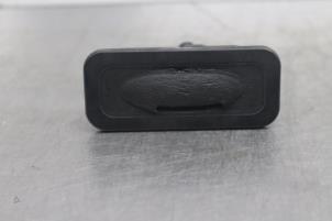 Gebruikte Handgreep Achterklep Renault Grand Scénic II (JM) 2.0 16V Prijs € 17,00 Margeregeling aangeboden door Gebr Opdam B.V.