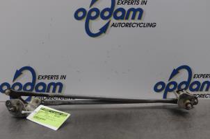 Gebruikte Ruitenwis Mechaniek Mazda 626 (GF12) 1.8i 16V Prijs € 30,00 Margeregeling aangeboden door Gebr Opdam B.V.