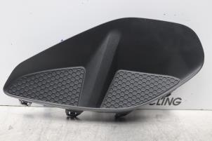 Gebruikte Bumper Rooster Opel Corsa F (UB/UH/UP) 1.2 12V 75 Prijs € 26,00 Margeregeling aangeboden door Gebr Opdam B.V.