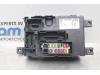 Zekeringkast van een Opel Corsa D, 2006 / 2014 1.4 16V Twinport, Hatchback, Benzine, 1.398cc, 74kW (101pk), FWD, A14XER, 2009-12 / 2014-08 2013