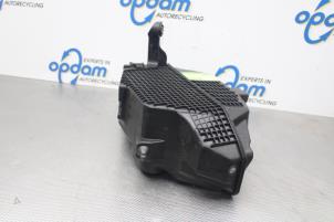 Gebruikte Luchtfilterhuis Dacia Dokker Express (8S) 1.5 dCi 90 Prijs € 21,00 Margeregeling aangeboden door Gebr Opdam B.V.