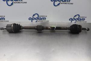 Gebruikte Steekas rechts-voor Kia Carens III (FG) 2.0i CVVT 16V Prijs € 60,00 Margeregeling aangeboden door Gebr Opdam B.V.