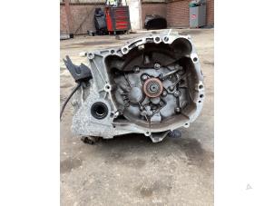 Gebruikte Versnellingsbak Renault Clio III (BR/CR) 1.2 16V 75 Prijs € 250,00 Margeregeling aangeboden door Gebr Opdam B.V.