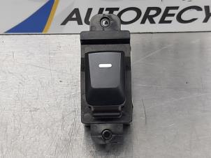 Gebruikte Elektrisch Raam Schakelaar Kia Rio III (UB) 1.2 CVVT 16V Prijs op aanvraag aangeboden door Gebr Opdam B.V.