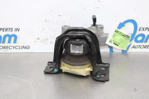 Gebruikte Motorsteun Renault Captur (2R) 1.2 TCE 16V EDC Prijs op aanvraag aangeboden door Gebr Opdam B.V.