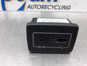 Gebruikte AUX/USB aansluiting Fiat Punto III (199) 1.3 JTD Multijet 80 16V Prijs op aanvraag aangeboden door Gebr Opdam B.V.