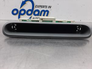 Gebruikte Display Interieur Renault Twingo (C06) 1.2 16V Prijs € 34,00 Margeregeling aangeboden door Gebr Opdam B.V.