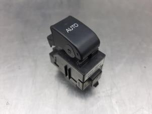 Gebruikte Elektrisch Raam Schakelaar Toyota Corolla (E12) 1.6 16V VVT-i Prijs € 13,00 Margeregeling aangeboden door Gebr Opdam B.V.