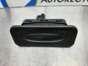 Gebruikte Handgreep Achterklep Renault Grand Scénic II (JM) 1.6 16V Prijs € 17,00 Margeregeling aangeboden door Gebr Opdam B.V.