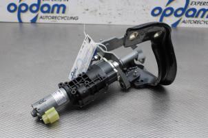 Gebruikte Achterklep Scharnier Audi A4 Avant (B9) 2.0 40 T MHEV 16V Prijs op aanvraag aangeboden door Gebr Opdam B.V.