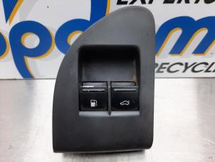 Gebruikte Schakelaar achterklep Volkswagen Touareg Prijs € 17,00 Margeregeling aangeboden door Gebr Opdam B.V.