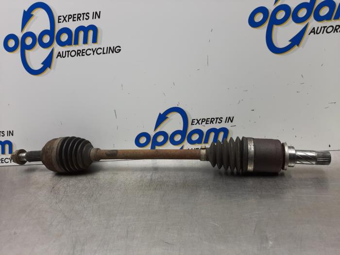 Gebruikte Aandrijfas links-voor Renault Clio III (BR/CR) 1.2 16V 75 Prijs € 42,00 Margeregeling aangeboden door Gebr Opdam B.V.