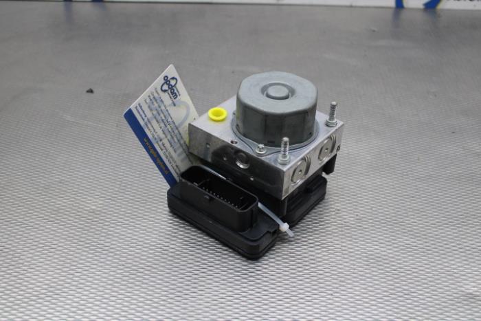 Gebruikte ABS Pomp Mitsubishi Space Star (A0) 1.0 12V Prijs € 75,00 Margeregeling aangeboden door Gebr Opdam B.V.