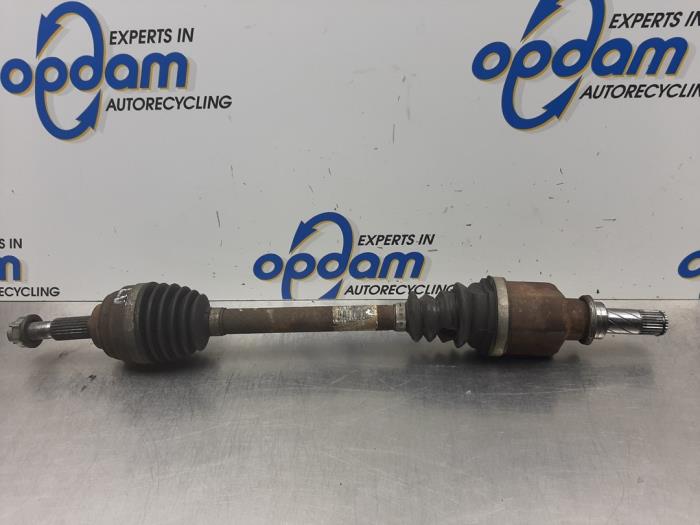 Gebruikte Aandrijfas links-voor Renault Clio III (BR/CR) 1.4 16V Prijs € 42,00 Margeregeling aangeboden door Gebr Opdam B.V.