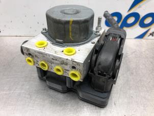 Gebruikte ABS Pomp Renault Clio IV (5R) 0.9 Energy TCE 90 12V Prijs € 85,00 Margeregeling aangeboden door Gebr Opdam B.V.